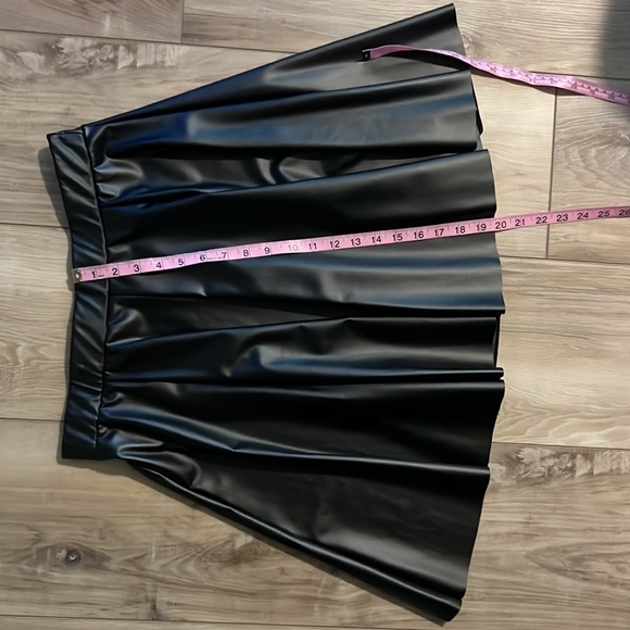 Faux leather flare mini skirt - Picture 3 of 9